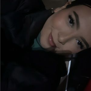 Meet your Posher, Abril